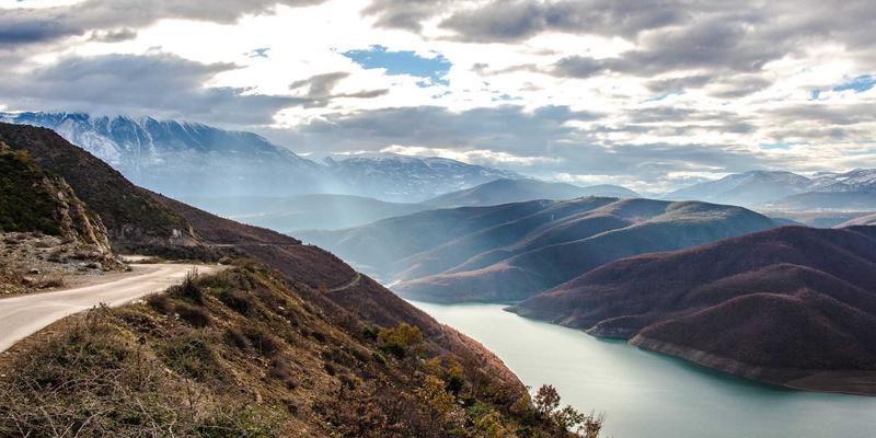 破解乡村教师流失困局:专业成长与生活保障双轨制如何重塑乡村教育未来